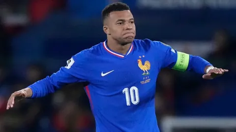 沙特联赛巅峰对决：达曼协作再展雄风，阿科多挑战未果，昨日荣耀共享！